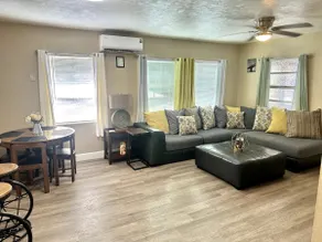 Pet friendly house w/washer & dryer & AC & Parking - Image 2