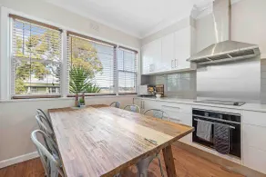 Spacious & cozy 2 bedroom home on Eureka - Image 4