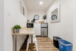 Stylish Modern Getaway, Biz Friendly - Image 3