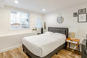 Stylish Modern Getaway, Biz Friendly - Image 2