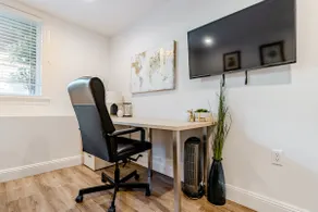 Stylish Modern Getaway, Biz Friendly - Image 5