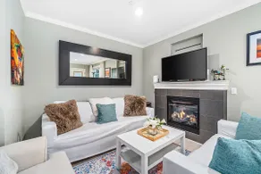 Stunning Apartment in the Heart of Queen Anne - Image 4