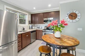 Stunning Apartment in the Heart of Queen Anne - Image 3