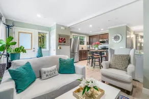 Stunning Apartment in the Heart of Queen Anne - Image 2
