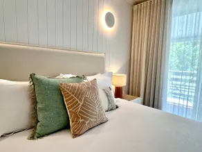 Noosa Heads PRIVACY w own entry, carpark & balcony - Image 2