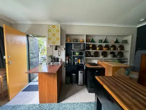 Retro bungalow in garden oasis - Image 4