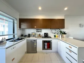 Double master bedrooms & cosy townhouse& car park - Image 4