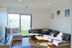 Double master bedrooms & cosy townhouse& car park - Image 2