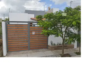 Executive House Cozy Impeccable Excellent Location - Image 2