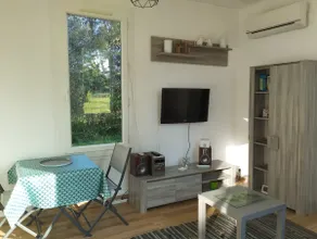 Small independent house in wooded park - Image 3
