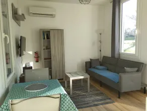 Small independent house in wooded park - Image 4