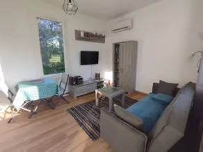 Small independent house in wooded park - Image 2