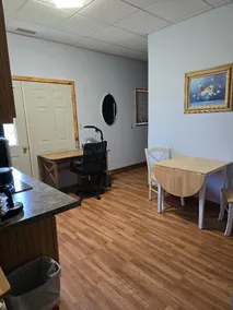 Quiet private suite with garage bay & kitchenette - Image 2