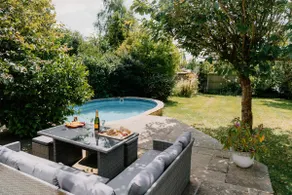 Stylish Cotswolds Retreat w/ Heated Pool, Sleeps 8 - Image 3