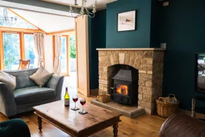 Stylish Cotswolds Retreat w/ Heated Pool, Sleeps 8 - Image 2
