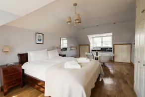 Stylish Cotswolds Retreat w/ Heated Pool, Sleeps 8 - Image 4
