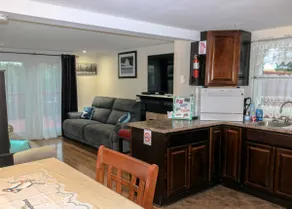 Murray House Vacation Home: Pet friendly, mature trees, near the ocean & coast - Image 5