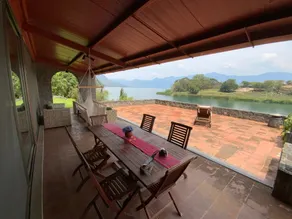 Beautiful spacious house at the shore of the lake - Image 2