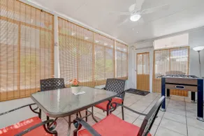 Chic Single Story near Strip and Airport - Image 5