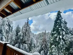 Cabin Fever Mountain Getaway - Image 4