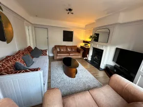 Contemporary 2 Double Bed Garden Apt - Image 4