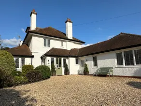 Contemporary 2 Double Bed Garden Apt - Image 3