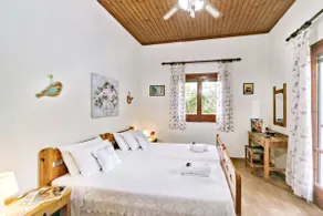 Traditional house with garden close to the sea - Image 3
