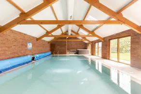 La casa del entrenador en High Park, con piscina cubierta compartida - Image 3