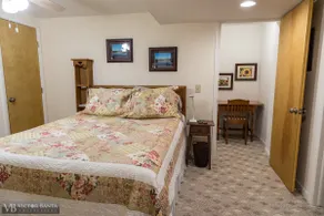 Peaceful Lakefront Retreat Relaxing - Image 3