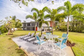 4 Bed 3 Bath Waterfront Home par Ralph Twitchell - Image 2