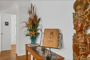 BESAKIH @ BYRON BAY  central to town & main beach , large garden, pet friendly - Image 5