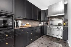 1000sqft TOP FLOOR Apt w/ Balcony in Coal Harbour - Image 5