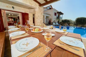 Villa de luxe Lilas, est un manoir en pierre avec sa propre piscine privée. - Image 4