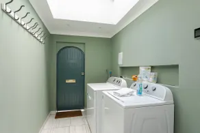 Luxury Flat for Big Groups/Families in Hampton - Image 4