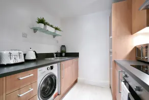 Luxury 2 bed Apartment - Image 3