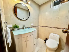 Spacious and family-friendly apartment in Zone 15 - Image 4