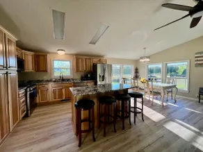 Lake home with country view - Image 4