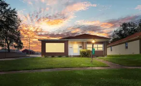 4Bedrooms-Sunroom/Fenced Outdoor Space/FullKitchen - Image 2