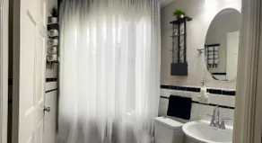 4Bedrooms-Sunroom/Fenced Outdoor Space/FullKitchen - Image 3