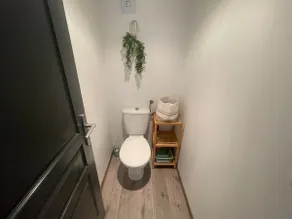 Lower-level apartment in a villa - Image 4