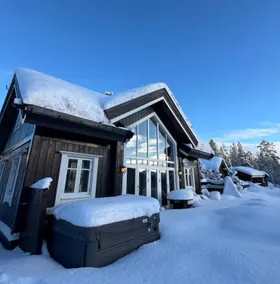 Cozy cabin with jacuzzi - Image 2