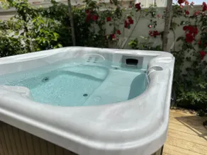 Jacuzzi near the sea & Free Parking - Image 3