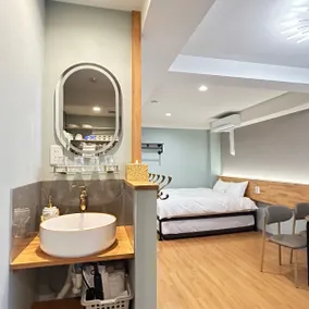 Hotel Aaron, Daisho Station Mae, 1 minute from Daisho Station, deluxe apartment - Image 3