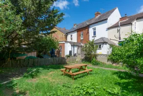 Cosy Garden Home - Image 4