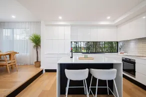 Sienna Cove - Elegant Retreat near Merewether Beach - Image 3