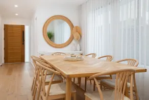 Sienna Cove - Elegant Retreat near Merewether Beach - Image 2