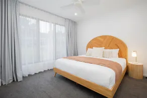Sienna Cove - Elegant Retreat near Merewether Beach - Image 4