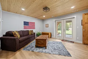 Tranquil Creekside Getaway - Image 3