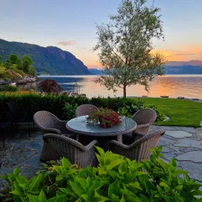 Elegant Hideaway by the Fjord–Views of Folgefonna - Image 3