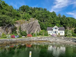 Elegant Hideaway by the Fjord–Views of Folgefonna - Image 5